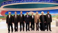 Iranin presidentinvaalien ehdokkaat Saeed Jalili (vas.), Gholam Ali Haddad Adel, Mohammad Bagher Qalibaf, Ali Akbar Velayati, Mohammad Gharazi, Mohammad Reza Aref, Hasan Rowhani, Mohsen Rezaei poseeraavat kuvaajille televisioväittelyn jälkeen maan yleisradioyhtiön IRIB:in televisiostudiossa.
