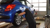 Katsastusmies katsastaa autoa.