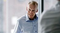 Jari Isometsä saapumassa Helsingin käräjäoikeuteen.