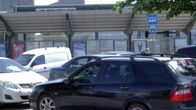 poliisi autojen takana