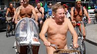 Nudistipyöräilijät osallistuivat Cyclonudista-tapahtumaa Brysselissä, Belgiassa, 15. kesäkuuta. Pyöräilijät vastustivat mm. moottoriajoneuvojen aiheuttamia ilmansaasteita ja riippuvuutta öljyntuotannosta. 