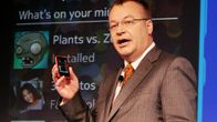 Stephen Elop esittelee Nokian Asha 501 -puhelinta Intian New Delhissä.