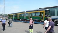 Uusi raitiovaunu saapumassa Koskelan varikolle.