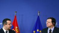 Serbian pääministeri Ivica Dacic ja EU:n puheenjohtaja Jose Manuel Barroso lehdistötilaisuudessa 26. kesäkuuta 2013.