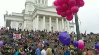 Helsinki Pride -kulkue kokoontumassa Senaatintorilla.
