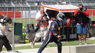 Sebastian Vettel kävelee kohti Red Bullin varikkoa Silverstonen osakilpailussa.