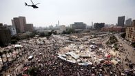 Mielenosoittajat kokoontuvat Kairon Tahririn aukiolla Egyptissä.