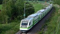 VR:n Pendolino juna kesämaisemassa.