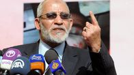 Mohammed Badie etusormi pystyssä.