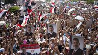 Egyptin syrjäytetyn presidentin Muhammad Mursin tukijat osoittivat mieltään Rabaa al-Adawiyan moskeijan edustalla Kairossa 5. heinäkuuta 2013.