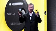 Nokian toimitusjohtaja Stephen Elop esittelee yhtiön uuden älypuhelimen.