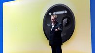 Nokian toimitusjohtaja Stephen Elop esittelee yhtiön uuden älypuhelimen.