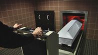 Hauta-arkku siirretään polttouuniin.