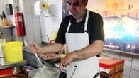 Kreikkalainen ravintolakokki valmistaa ruokaa Ateenassa.