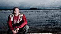 Kalastaja Laakajärven rannalla.