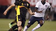Belgian Jan Vertonghen suojaa palloa USA:n Eddie Johnsonia vastaan.