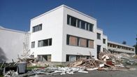 Kemijärvellä Lepistön koulua puretaan kovalla vauhdilla. Sisäosiltaan rakennus on jo riisuttu. Takapihalle nakattu rakennusjäte korjataan pois ja seuraavana suuri kaivinkone ryhtyy varsinaiseen rakennuksen purkutyöhön.