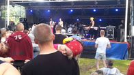 Lapsi nukkuu isänsä olkapäällä KarmaRock-festivaalilla