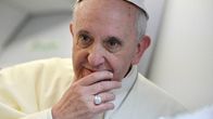 Paavi Franciscus lentokoneessa paluumatkalla Brasiliasta takaisin Vatikaaniin.