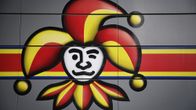 Helsingin Jokereiden logo seinässä.