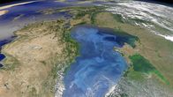 Nasan satelliittikuvassa näkyy kukkivan kasviplanktonin muodostamia lauttoja Mustanmeren pinnalla.