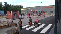 Lapsia leikkimässä Ojoisten lastentalon pihalla.