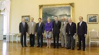Entinen ministeri Matti Louekoski, entinen valtiovarainministeri Iiro Viinanen, tasavallan presidentti Sauli Niinistö, valtiovarainministeri Jutta Urpilainen, presidentti Mauno Koivisto, entinen valtiovarainministeri C. O. Tallgren, entinen valtiovarainministeri Esko Ollila ja Suomen pankin johtaja Erkki Liikanen valtioneuvoston juhlahuoneistossa Helsingissä.