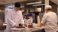 Keudan kolmannen vuoden kokkiopiskelijat hiovat taitojaan Järvenpäässä.