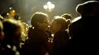 Pariskunnat suutelevat toisiaan osana homofobian vastaista mielenosoitusta.