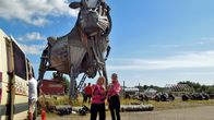 Miina Äkkijyrkkä ja Aira Samulin Woima-sonnin luona