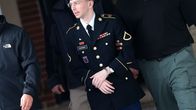 Bradley Manning vartioituna käsiraudat käsissään.