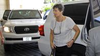 YK:n aseriisuntajohtaja Angela Kane astuu autosta ulos.