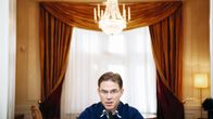 Jyrki Katainen Ylen Radio Suomen pääministerin haastattelutunnilla virka-asunnollaan Kesärannassa Helsingissä. 