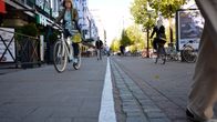 Pyöräilijöitä ja jalankulkijoita Lahden Aleksanterinkadulla. 
