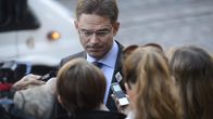 Pääministeri Jyrki Katainen tiedotusvälineiden piirittämänä Säätytalon portailla.