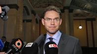 Jyrki Katainen mikrofonien ympäröimänä Säätytalolla keskiviikkoiltapäivänä  28. elokuuta klo 13.30.