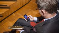 Pääministeri Jyrki Katainen käyttää Nokia-puhelintaan.