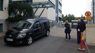 Musta auto Nokian Peltolan toimipisteen edustalla