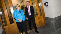 Jens Stoltenberg ja Erna Solberg kävelevät ulos rakennuksesta TV-väittelyn jälkeen 08.09.