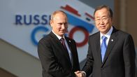 Ban Ki-Moon ja Vladimir Putin kättelevät.