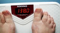 Henkilö vaa'alla, jonka lukema on 138 kiloa.