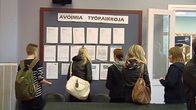 Nuoria tutkimassa listaa avoimista työpaikoista