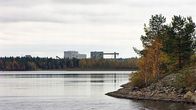 Kemijärven entinen sellutehdas kohoaa puiden takaa.