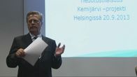 Keitele Groupin hallituksen puheenjohtaja Ilkka Kylävainio esittelee yhtiön Kemijärvi-suunnitelmia tiedotustilaisuudessa.