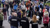 Hetero Pride -tapahtuman puuhamies Jani Salomaa (kuvassa etualalla keskellä) eduskuntalon ulkopuolella.
