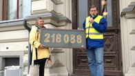 Erkkilät esittelevät tupakantumpeista tehtyä muistotaulua
