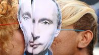 Kaksi ihmistä suutelee toisiaan Putinin pahvinaamarit kasvoillaan. Kuva on mielenosoituksesta Pariisista 8. syyskuuta 2013.