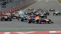 Autot syöksyvät ensimmäiseen mutkaan Etelä-Korean F1-osakilpailussa.