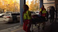 OSAO:n puukotuksen uhria kuljetetaan pois tapahtumapaikalta.