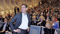 Puolueen puheenjohtaja, pääministeri Jyrki Katainen kokoomuksen puoluevaltuuston kokouksessa Järvenpäässä 12. lokakuuta.
